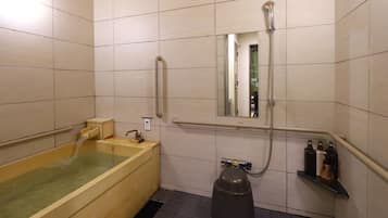 Dusche, kostenlose Toilettenartikel, Hausschuhe, Handtücher