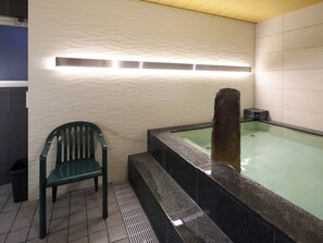 Shower, free toiletries, slippers, towels - Global Cabin Yokohama Chukagai (Yokohama)