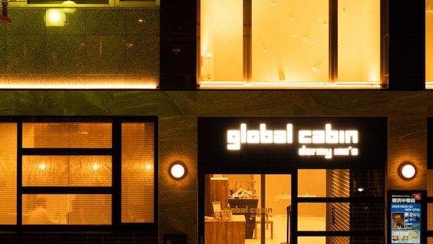 Un bâtiment avec une enseigne indiquant « Global Cabin » et de grandes fenêtres.