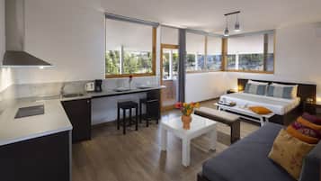Basic Studio, Sea View