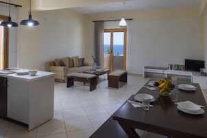 Apartamento, 2 habitaciones, balcón, vistas al mar | Servicio de comidas en la habitación