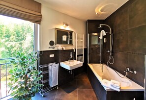 Junior Suite | Bathroom | Shower, free toiletries, hair dryer, towels - Hotel Gutsmühle (Obernburg)