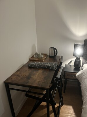 Basic Double Room, 1 Double Bed | Blackout drapes, free WiFi, bed sheets - Minnies Rooms (Dunvegan)