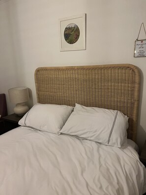 Basic Double Room, 1 King Bed, Ocean View | Blackout drapes, free WiFi, bed sheets - Minnies Rooms (Dunvegan)