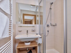 Apartment, 2 Bedrooms | バスルーム | シャワー、バスアメニティ (無料)、ヘアドライヤー、バスローブ