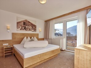 Apartment, 2 Bedrooms | セーフティボックス (室内)、デスク、WiFi (無料)、ベッドシーツ