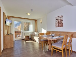 Apartment, 2 Bedrooms | In-room safe, desk, free WiFi, bed sheets - Gästehaus Bergkristall (Soelden)