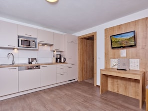 Standard Apartment, 2 Bedrooms | Brankas, meja kerja, Wi-Fi gratis, dan seprai linen