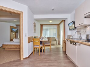 Apartment, 1 Bedroom | Zimmersafe, Schreibtisch, kostenloses WLAN, Bettwäsche