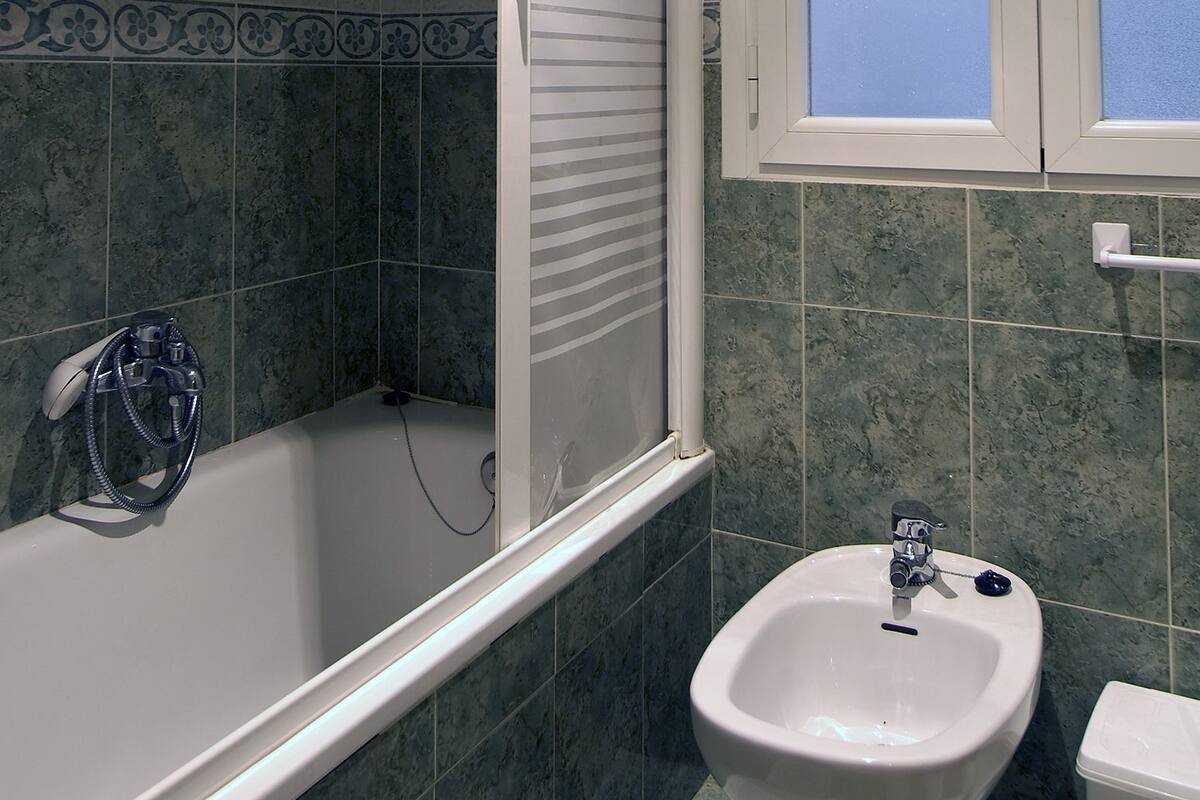 Deep soaking bathtub