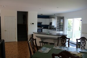 Family dining - Gîte chez Mario (Longueuil)