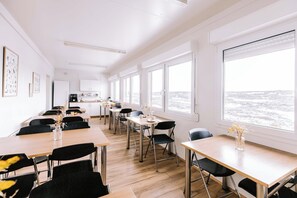 Café da manhã com buffet grátis todos os dias