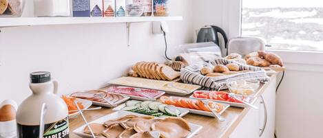 Een buffet met diverse gerechten en toevoegingen.