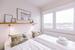 Habitació doble o amb dos llits individuals, bany privat | Cortines opaques, bressols gratuïts, wifi gratuïta i roba de llit