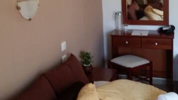 Meja, katil bayi/kot (percuma), cadar katil