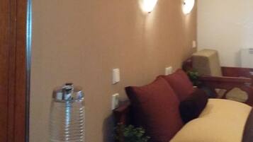 Double Room | Meja, katil bayi/kot (percuma), cadar katil