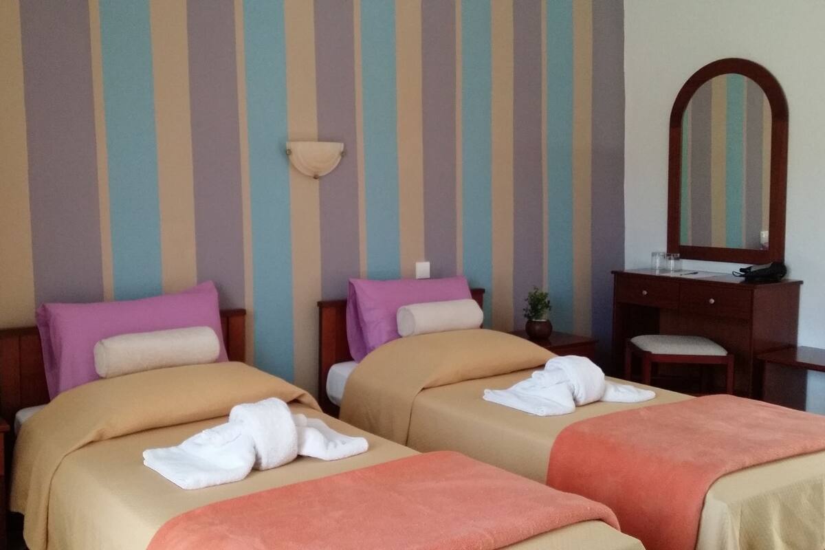 Twin Room | Meja, katil bayi/kot (percuma), cadar katil