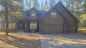 Exterior - 6 Mt. Hood-Sunriver, Oregon: Hot Tub, BBQ, WiFi, SHARC Aquatics, Tubing Hill, Mt. Bachelor, Golf, Deschutes River, Tennis, Bike Paths (Sunriver)