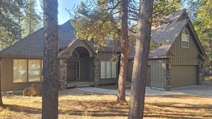 A two-story house with a stone foundation, a garage, and a covered front porch. - 6 Mt. Hood-Sunriver, Oregon: Hot Tub, BBQ, WiFi, SHARC Aquatics, Tubing Hill, Mt. Bachelor, Golf, Deschutes River, Tennis, Bike Paths (Sunriver)