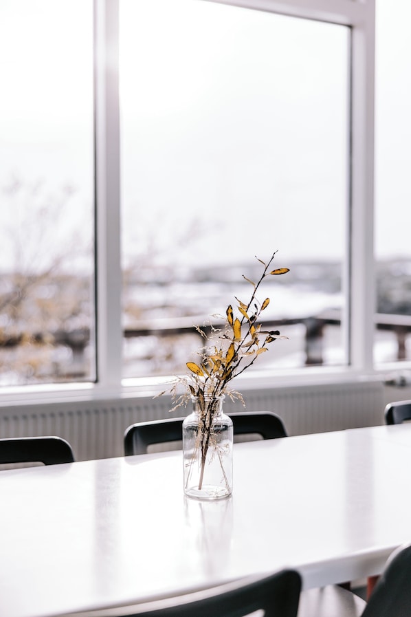 A clear view of a window with a view of a snowy landscape. - Hlíd Hostel (Myvatn)