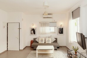 Design-Apartment, 1 Schlafzimmer | Wohnbereich | Flachbildfernseher
