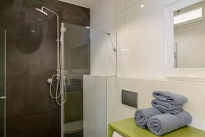 Design-Apartment, 1 Schlafzimmer | Badezimmerausstattung | Dusche, kostenlose Toilettenartikel, Handtücher
