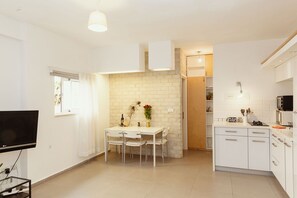 Design-Apartment, 1 Schlafzimmer | Wohnbereich | Flachbildfernseher