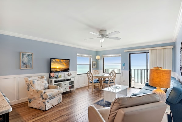 TV - Emerald Isle 401 Beautiful Updates! Beach Front|Amazing view from Balcony! (N. Redington Beach)