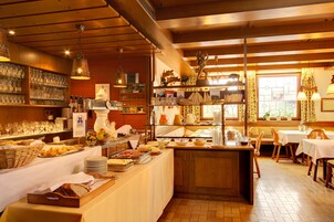 Café da manhã com buffet grátis todos os dias