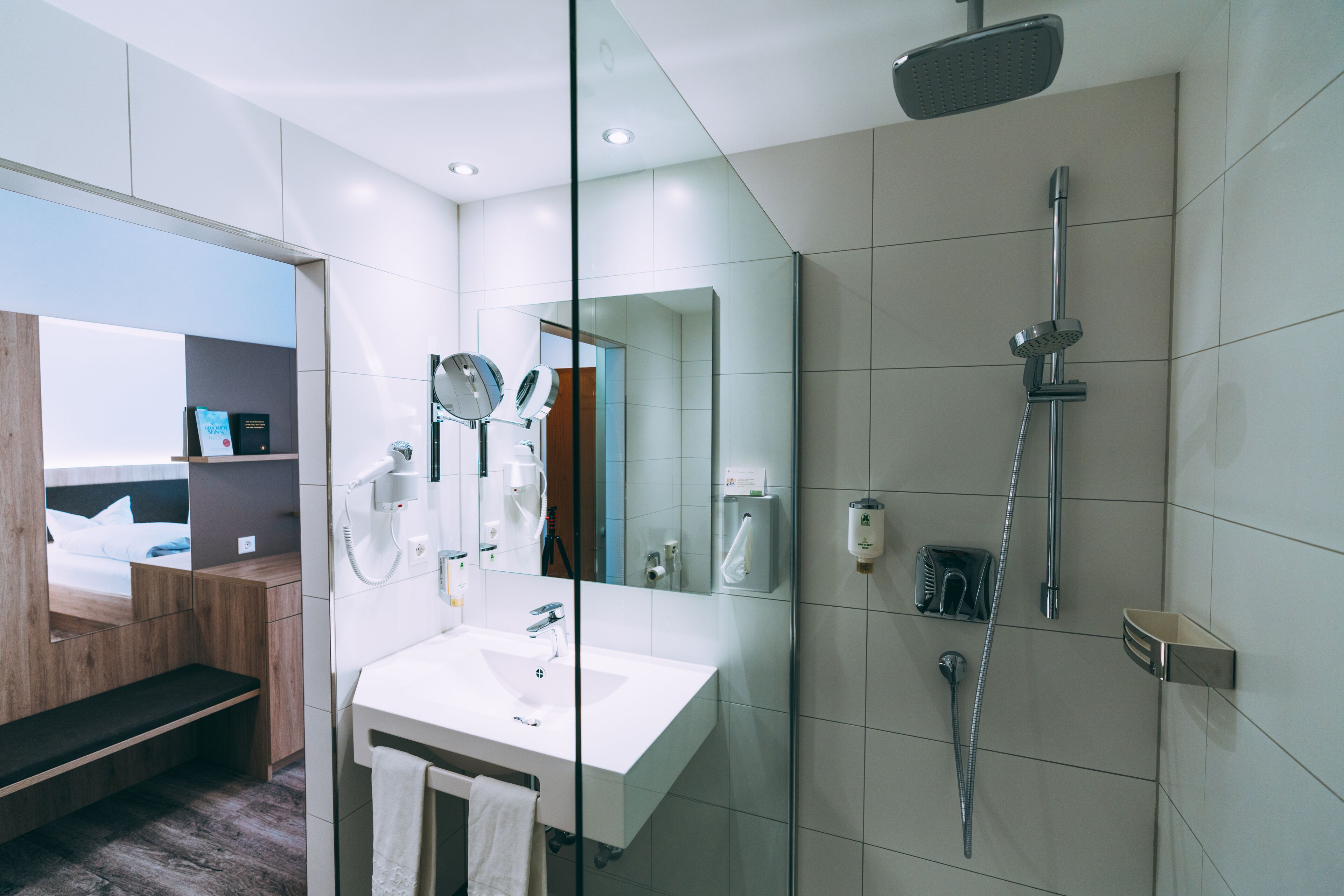 Doppelzimmer (Ringwall) | Badezimmer | Dusche, kostenlose Toilettenartikel, Haartrockner