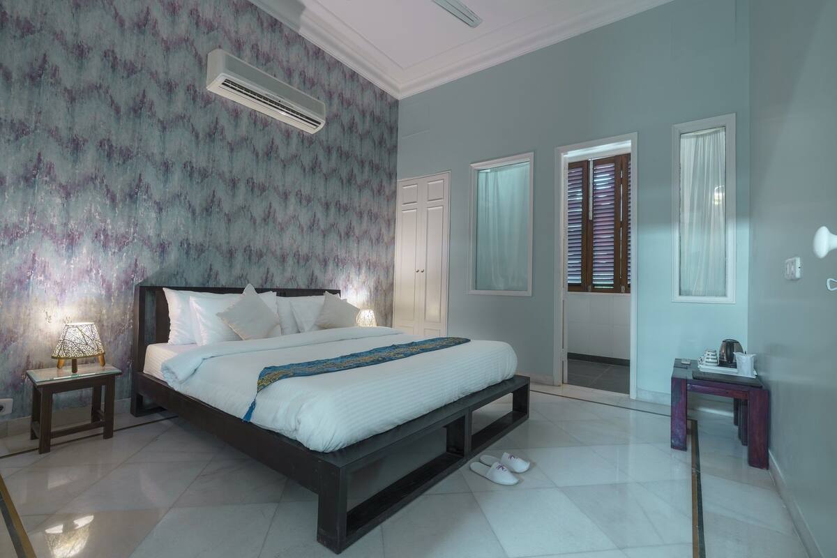 In-room safe, bed sheets