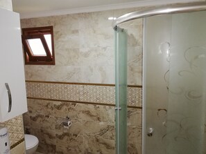 Appartement, 2 chambres | Salle de bain | Douche, séchoir à cheveux