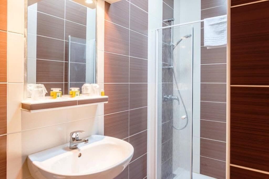 shower, rainfall showerhead, free toiletries, hair dryer