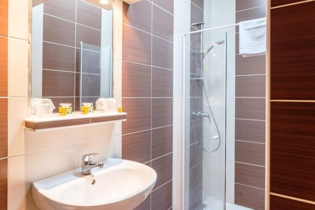 shower, rainfall showerhead, free toiletries, hair dryer