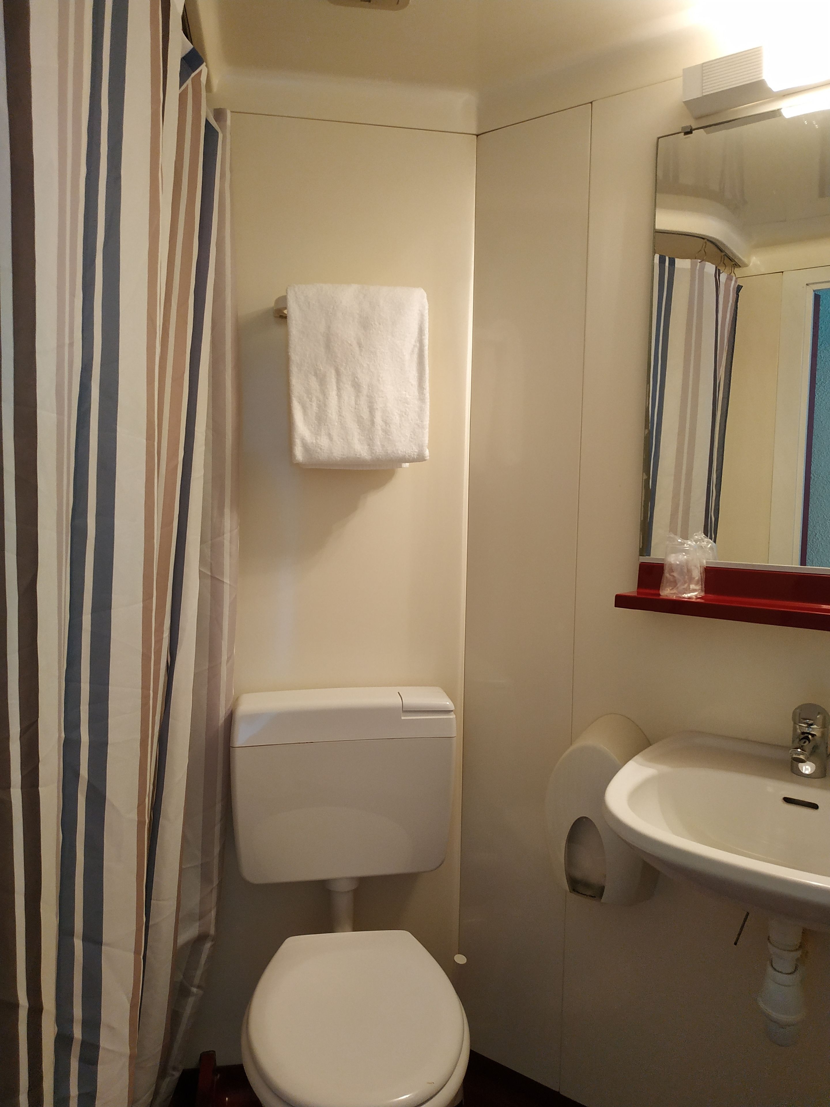 double room | bathroom | shower, rainfall showerhead, free toiletries, hair dryer