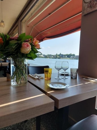 Breakfast and dinner served . Hotel Restaurant du Lac