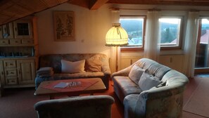 Apartment, 2 Schlafzimmer, Nichtraucher, Terrasse | Wohnbereich | Flachbildfernseher