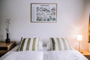 Chambre Double Confort, salle de bains commune | Bureau, espace de travail pour ordinateur portable, rideaux occultants