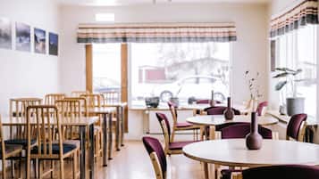 Se ofrece un desayuno continental (25 EUR por persona)