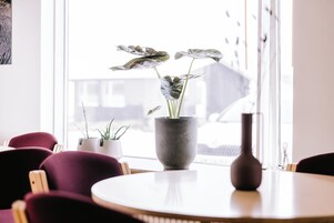 Desayuno continental diario (EUR 25 por persona)