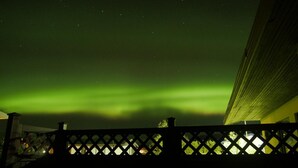 A night sky with the aurora borealis. - Eldá Guesthouse (Myvatn)