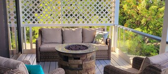 Big Spacious Elevated View Home, Minutes to VNP,
Myra's Blue Hawaii House 