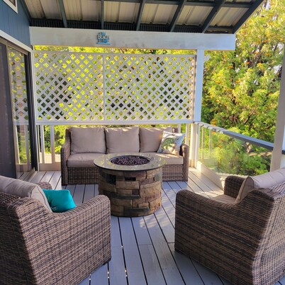 Big Spacious Elevated View Home, Minutes to VNP,
Myra's Blue Hawaii House 