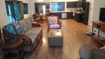 Televisor intel·ligent, llar de foc, llibres i impressores