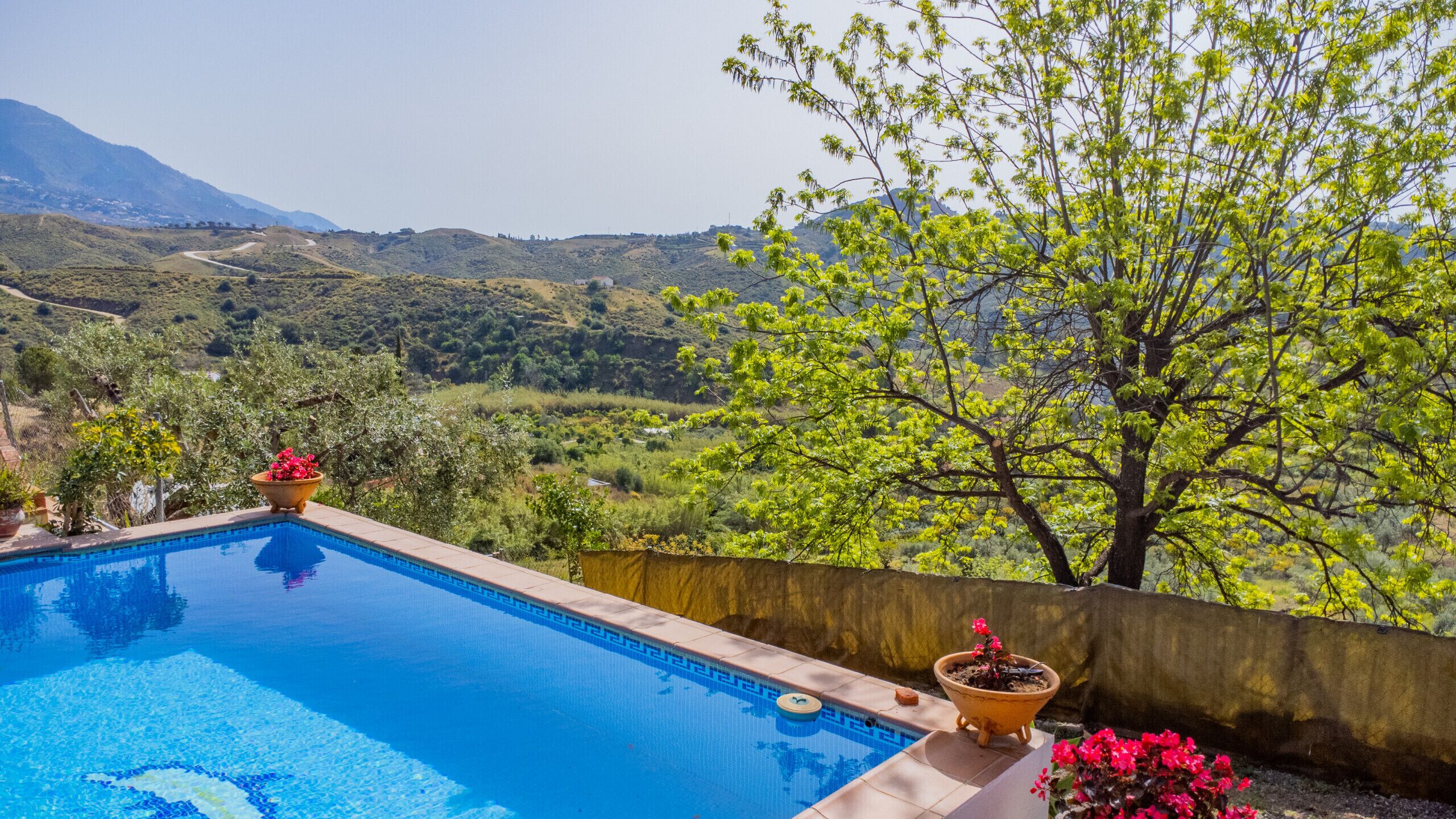 Una piscina con vistas a un paisaje montañoso.