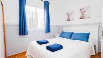 3 slaapkamers, een strijkplank/strijkijzer, gratis wifi, beddengoed