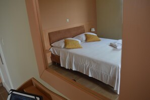 1 bedroom, desk, soundproofing, iron/ironing board - Mel's Apartments (Kefalonia)