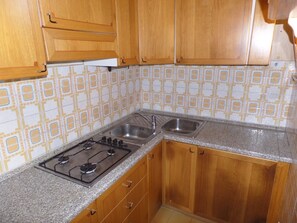 Fridge, cookware/dishes/utensils