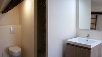 Familie suite | Badkamer | Een douche,  milieuvriendelijk toiletgerief, een haardroger, handdoeken