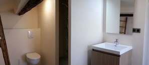 Canigou Family Room | Bathroom | Shower, eco-friendly toiletries, hair dryer, towels
